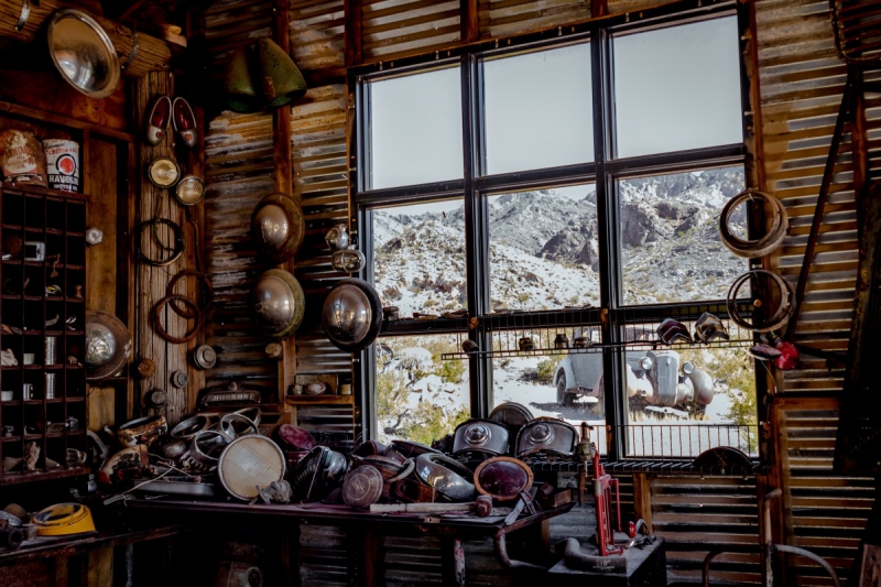 vente-LES MAYONS-min_shop_window_part_junk_abandoned-138873