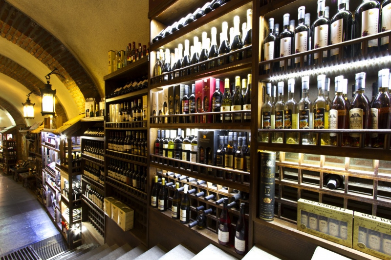 vente-LES MAYONS-min_world_street_travel_shop_canon_georgia_wine_bottles-429767